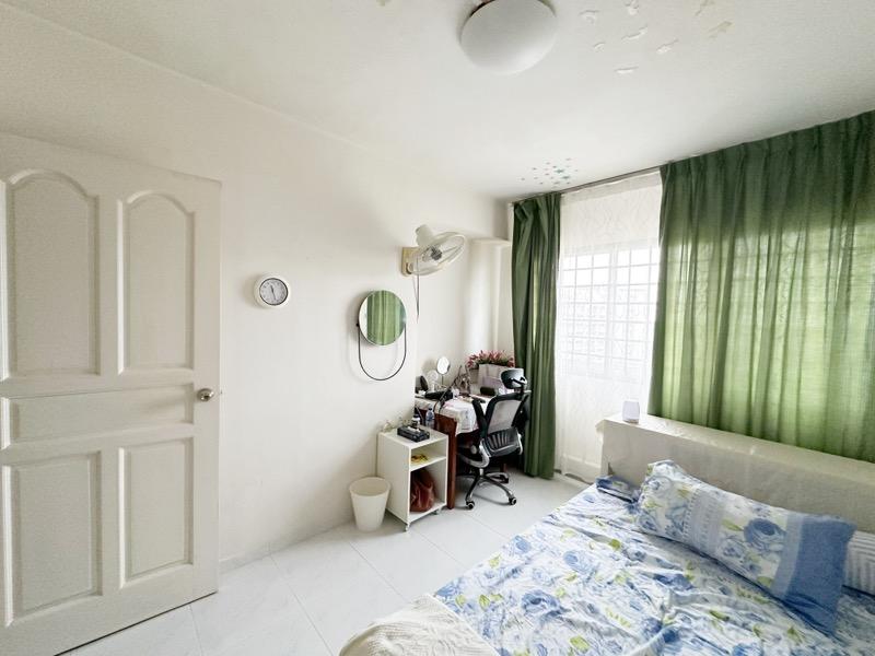 Prop-GPT: HDB Apartment: D18 Pasir Ris 541 Pasir Ris Street 51