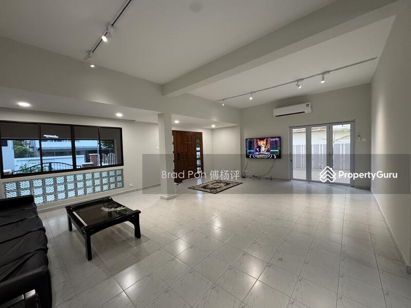 Prop-GPT: Semi-Detached: D10  Semi-detached at King's Road For Lease