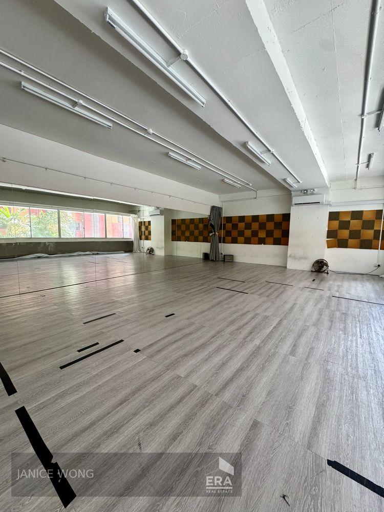 Prop-GPT: Retail:   114 Middle Rd For Rent