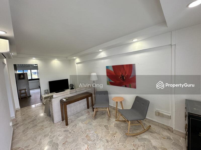 Prop-GPT: HDB Flat: D27 Yishun 712 Yishun Avenue 5