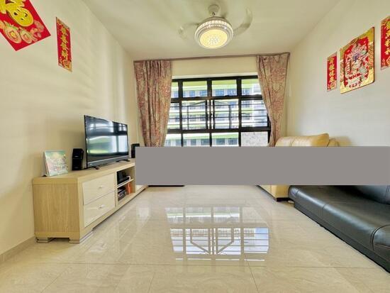Prop-GPT: HDB Apartment: D18  606C Tampines Street 61