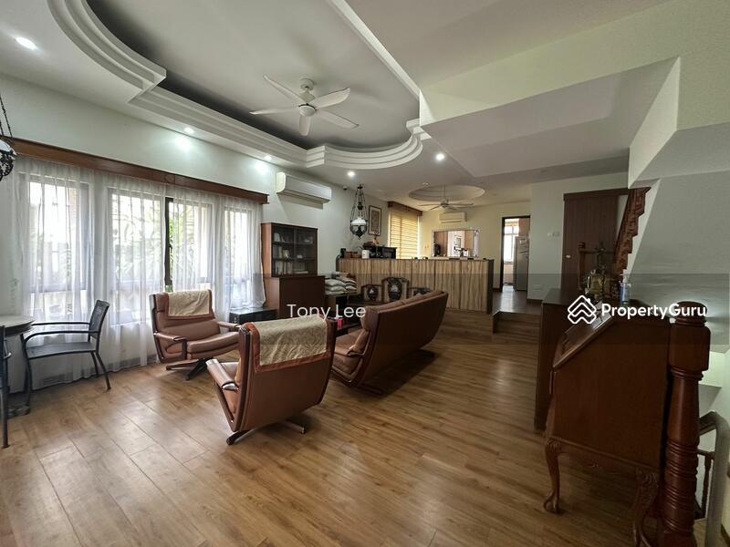 Prop-GPT: Corner Terrace: D19  Parry Green