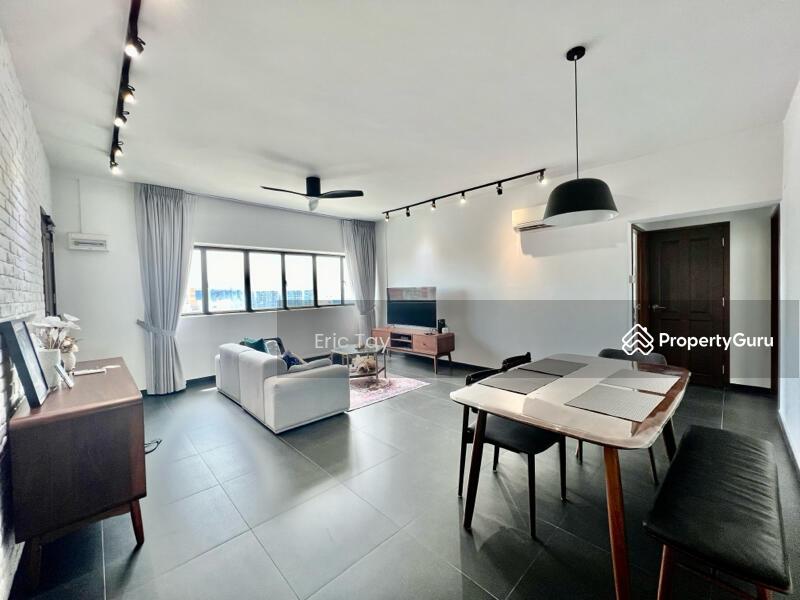 Prop-GPT: HDB Flat: D18  902 Tampines Avenue 4