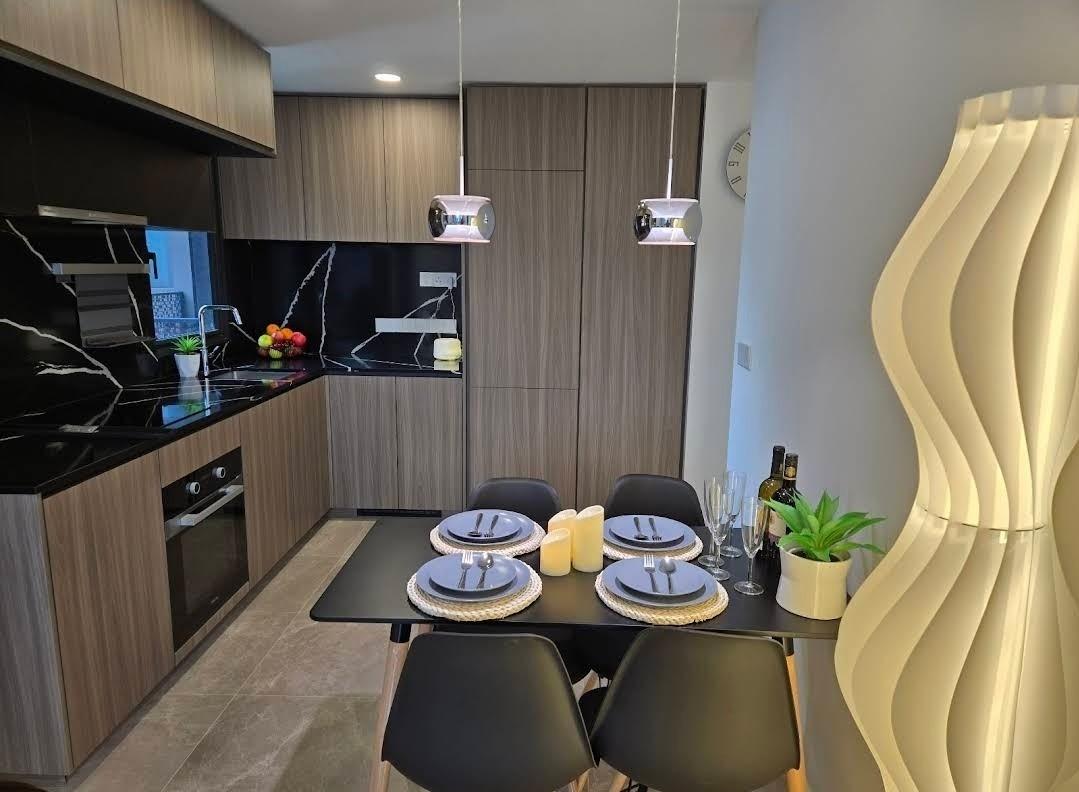 Irwell Hill Residences Condominium For Rent, $5,500, 2 Bed 1 Bath 624 sqft $8.81 psf