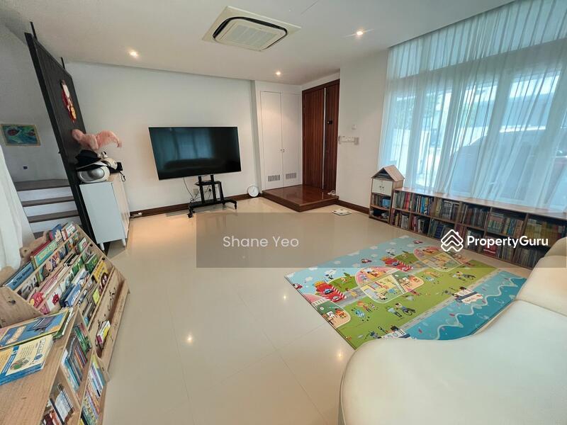 Prop-GPT: Semi-Detached: D10  Charming 5 Bedrooms Semi-Detached For Lease @ Coronation Rd West