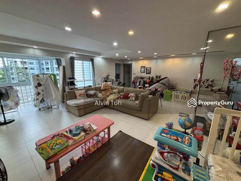 Prop-GPT: HDB Flat: D27  588B Montreal Drive
