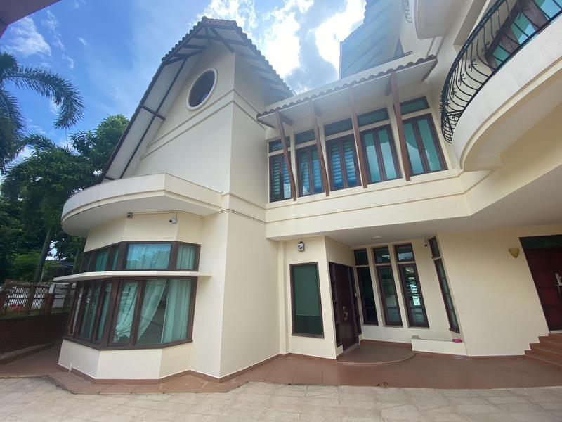 Prop-GPT: Detached: D14  D14 huge detached for rent , park more than 6 cars