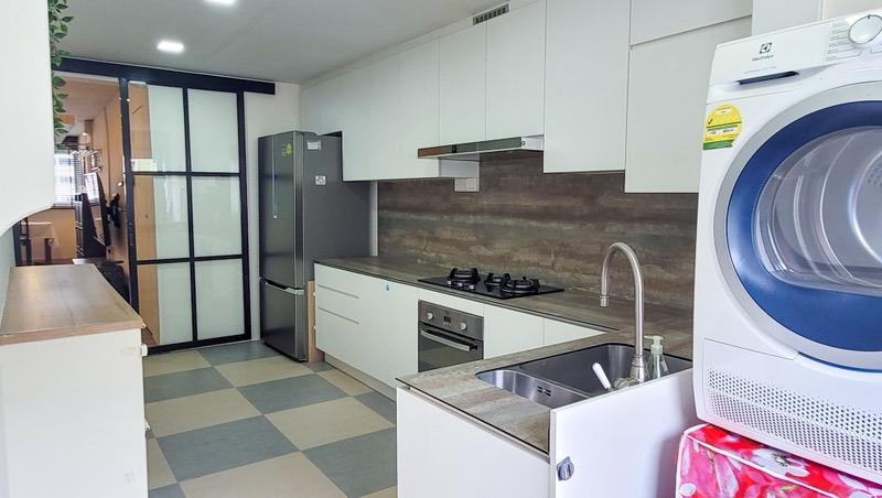 405 Hougang Avenue 10 HDB Apartment For Rent, $3,900, 3 Bed 2 Bath 979 sqft $3.98 psf