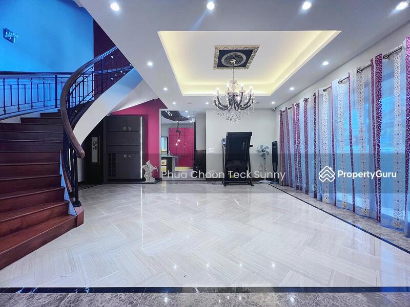 Prop-GPT: Corner Terrace: D16  Kew drive
