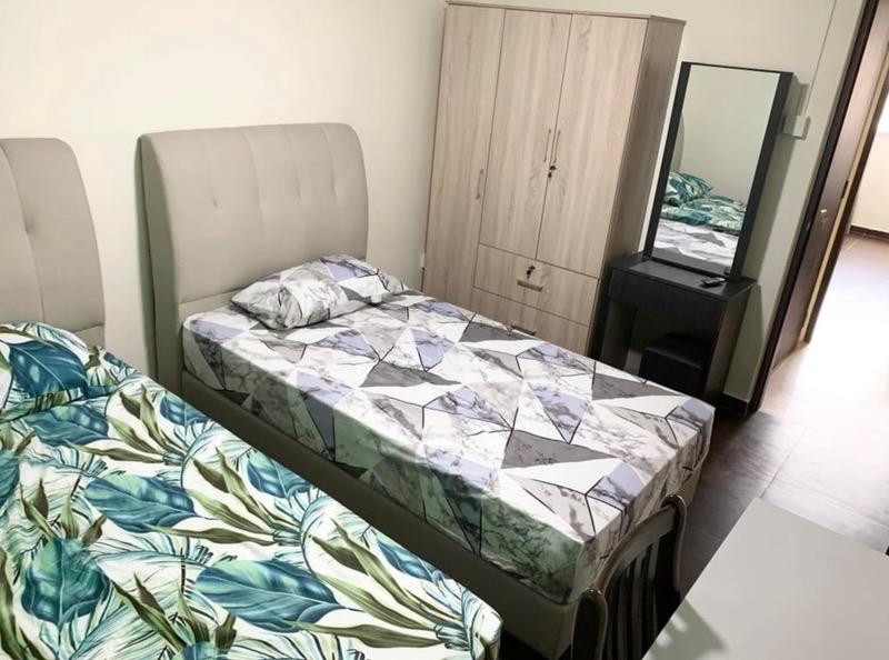 816 Woodlands Street 82 HDB Apartment For Rent, $800, 5 Bed 3 Bath 1,700 sqft $0.47 psf