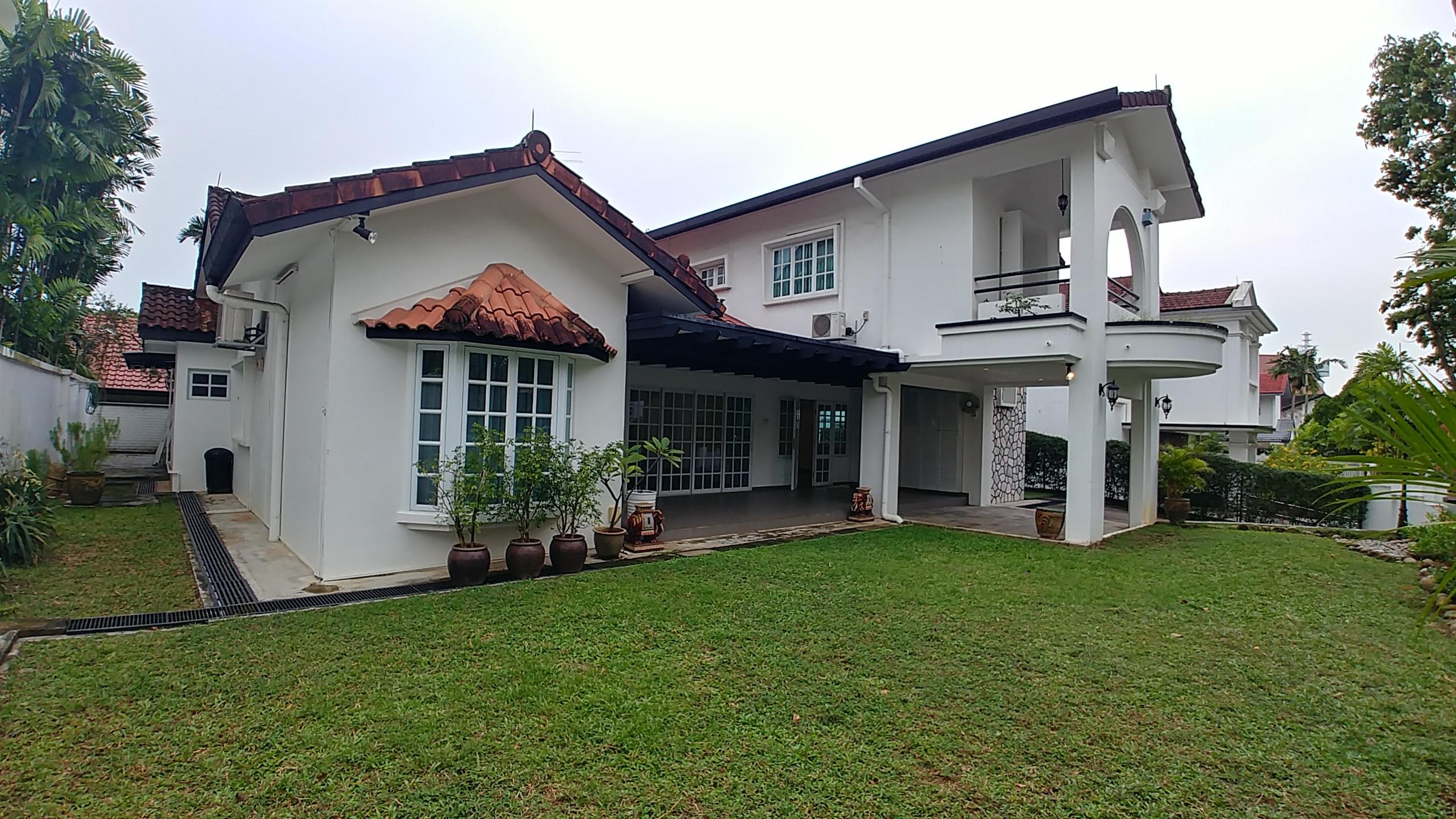 Prop-GPT: Bungalow: D10 Holland Hilltop Charming Bungalow with Pool, Mount Sinai, Vacant, Accessible!