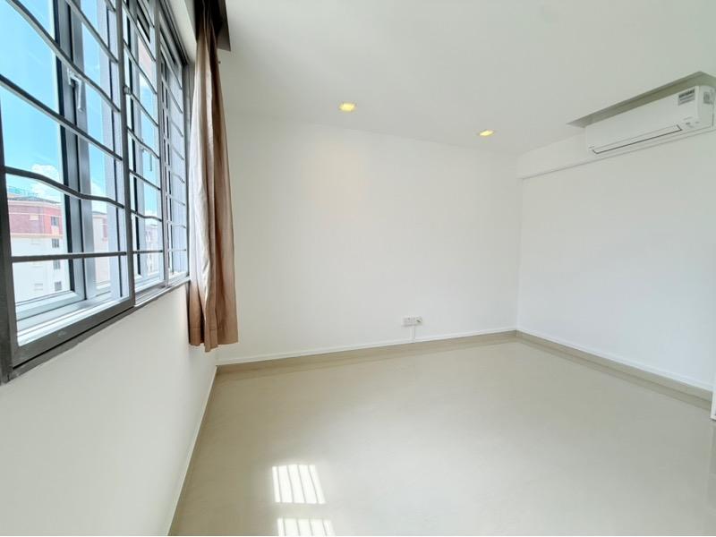 Prop-GPT: HDB Apartment: D18  498B Tampines Street 45