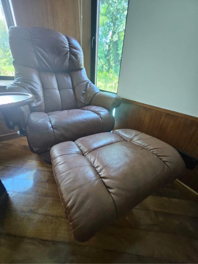 The Edgewater Condominium For Rent, $3,680, 2 Bed 2 Bath 980 sqft $3.76 psf