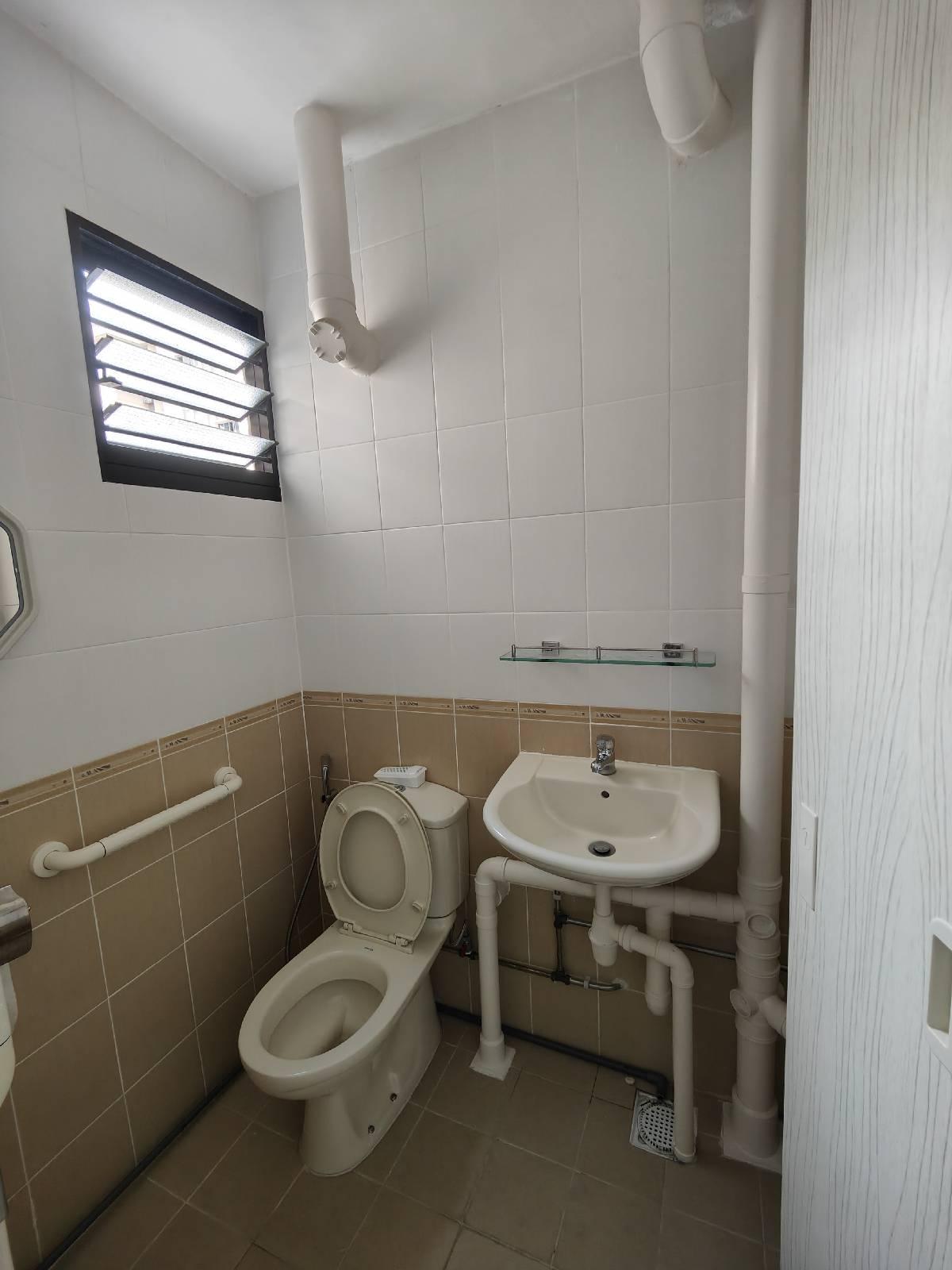 HDB Apartment for Rent, 125 Bedok North Road HDB Apartment Room Rental, $950, 1 Bed 1 Bath 129 sqft $7.36 psf, SGD 950 | 99-year Leasehold