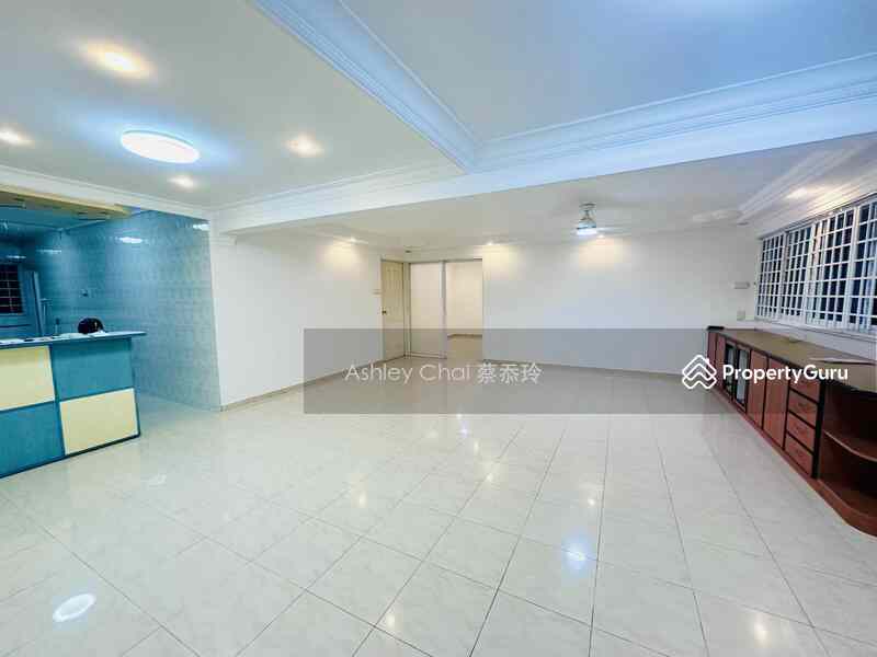 Prop-GPT: HDB Flat: D18 Tampines 856 Tampines Street 82