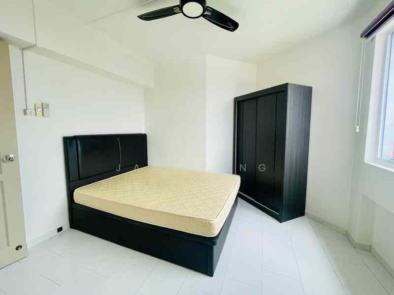 Prop-GPT: HDB Flat: D19 Hougang 220 Hougang Street 21