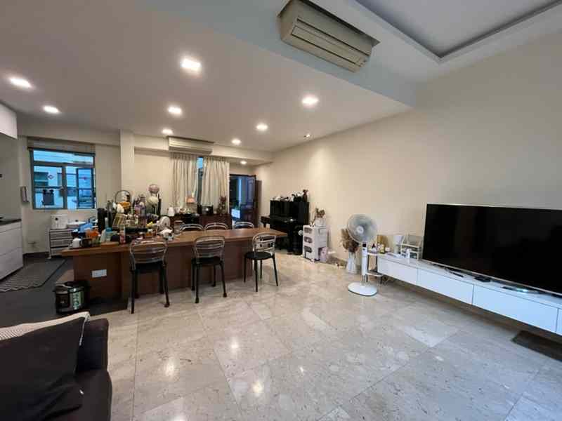 Prop-GPT: Condominium: D21  1 King Albert Park