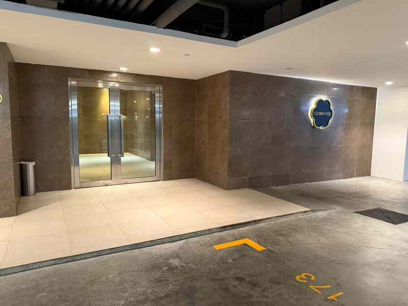 Prop-GPT: Condominium: D15  Seventy St Patrick's