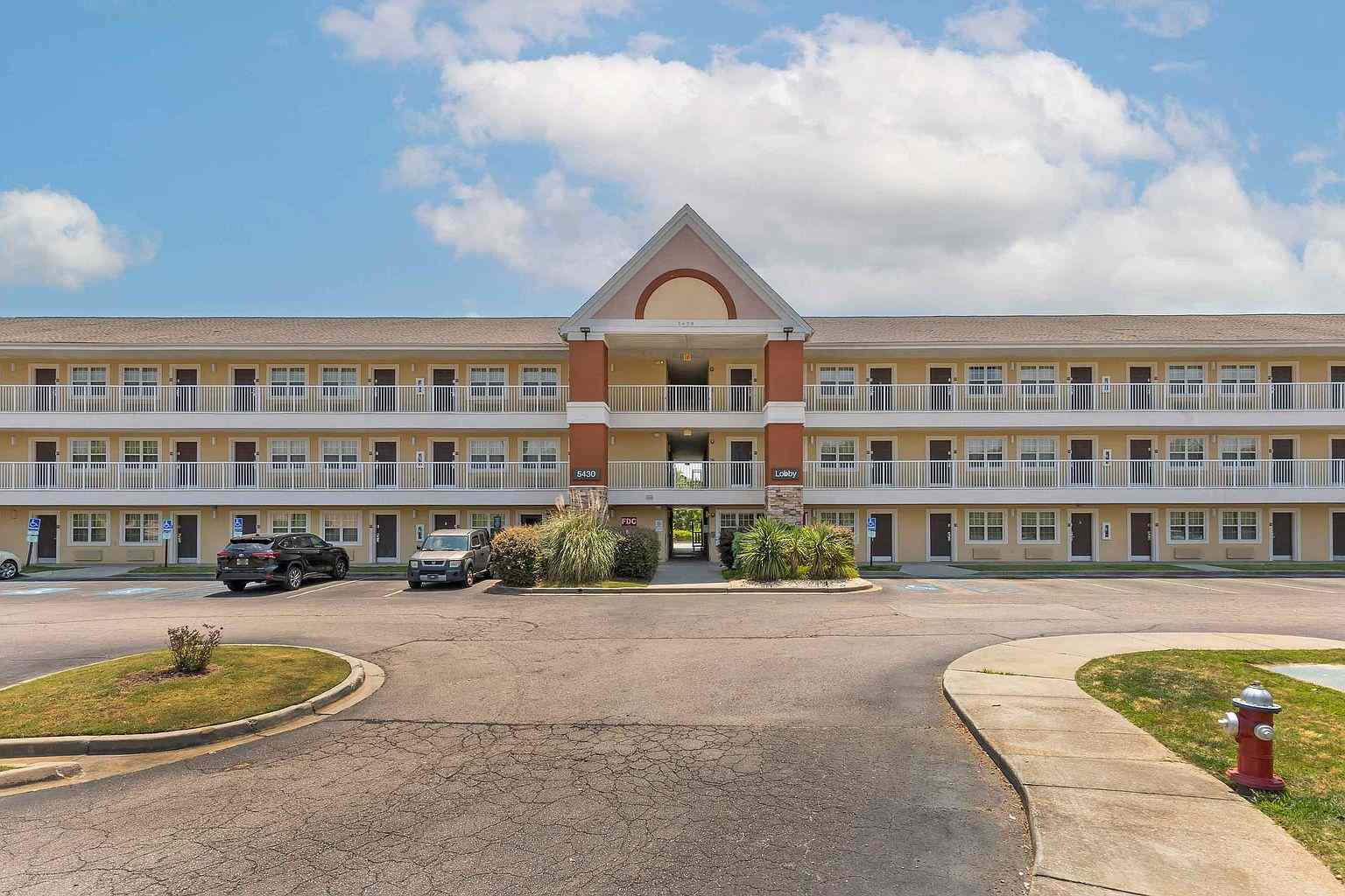 Prop-GPT: Apartment: SC Columbia, Richland 29206 5430 Forest Dr #131, Richland County, Columbia, SC, 29206: USD 1,439