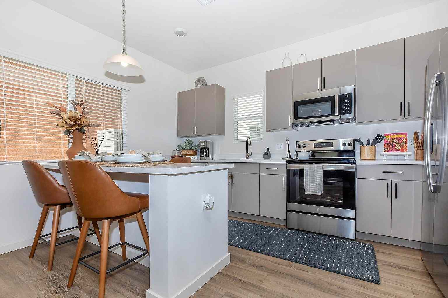 Prop-GPT: Apartment: AZ Tucson, Pima 85713 2805 S Park Ave #6, Pima County, Tucson, AZ, 85713: USD 1,949