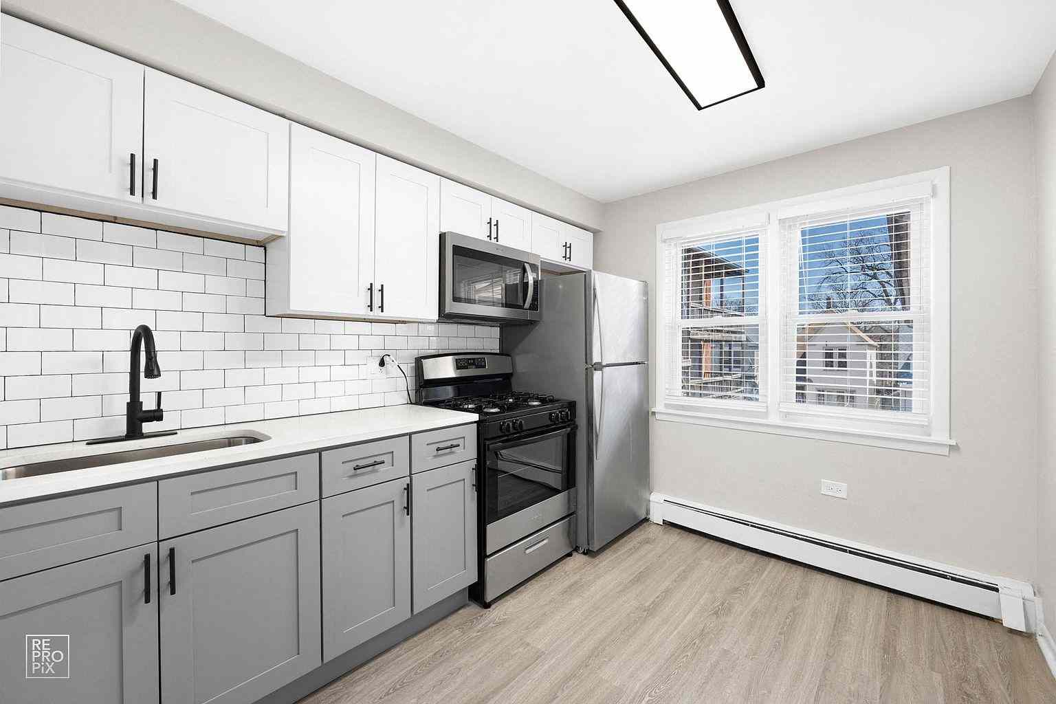 Prop-GPT: Apartment: IL Chicago, Cook 60649 7620 S Coles Ave #7626-2, Cook County, Chicago, IL, 60649: USD 975