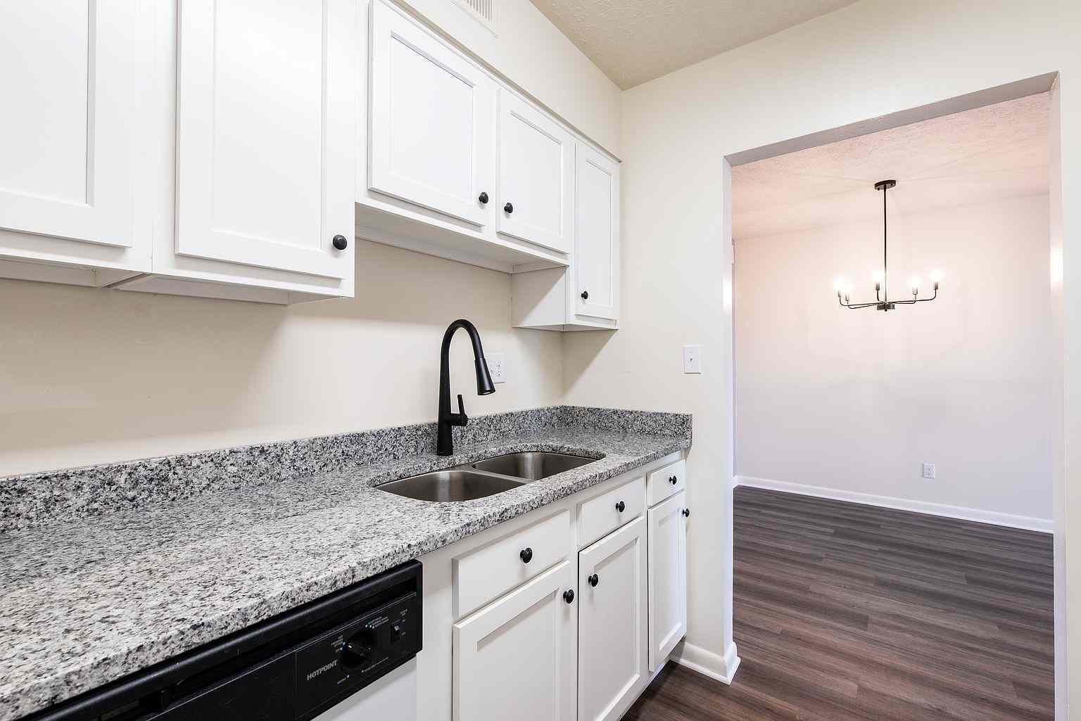 Prop-GPT: Apartment: KY Louisville, Jefferson 40204 2344 Grinstead Dr #2B-1BA-990SQFT, Jefferson County, Louisville, KY, 40204: USD 1,150