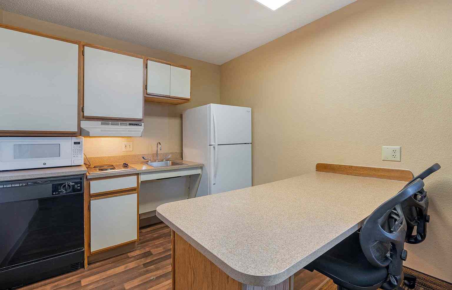 Prop-GPT: Apartment: RI Warwick, Kent 02886 268 Metro Center Blvd #9696, Kent County, Warwick, RI, 02886: USD 3,059