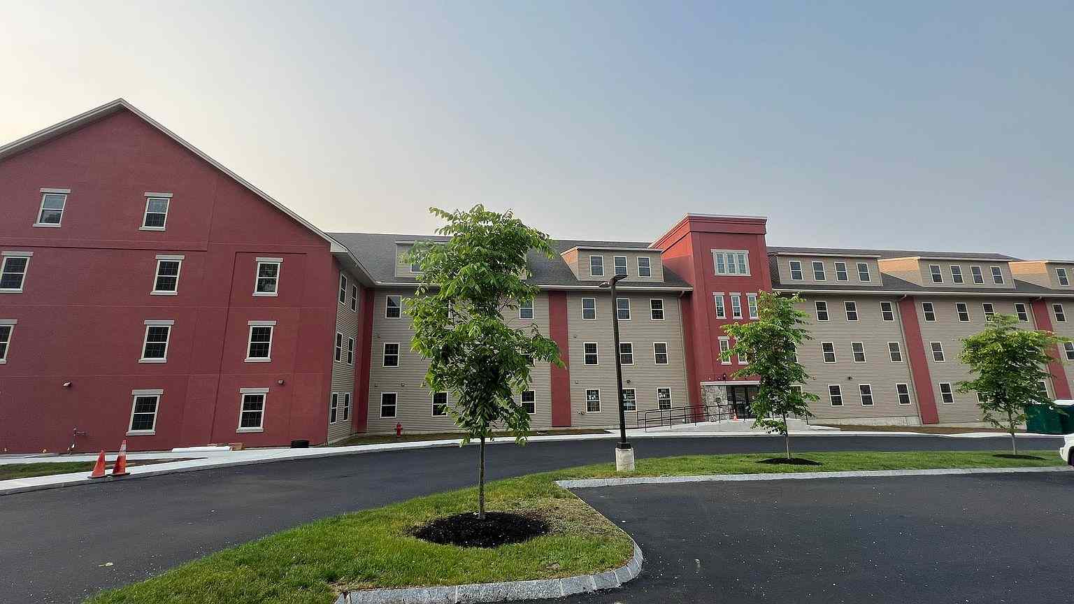 Prop-GPT: Apartment: NH Rochester, Strafford 03867 20 Fownes Mill Ct #313, Strafford County, Rochester, NH, 03867: USD 2,375