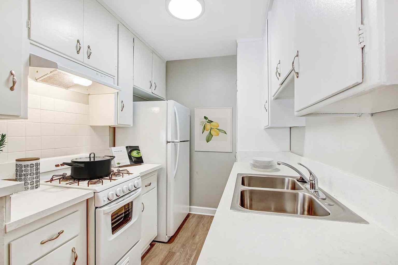 Prop-GPT: Apartment: CA Los Angeles, Los Angeles 90066 4081 McLaughlin Ave APT 9, Los Angeles County, Los Angeles, CA, 90066: USD 2,195