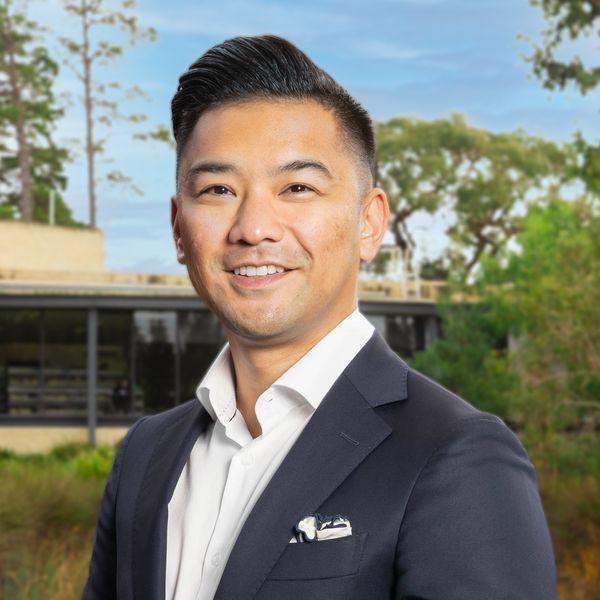 Prop-GPT: Kurt Cometa, Freshly Updated Townhouse in Prime Glen Waverley Location - Entry from Norfolk Street.