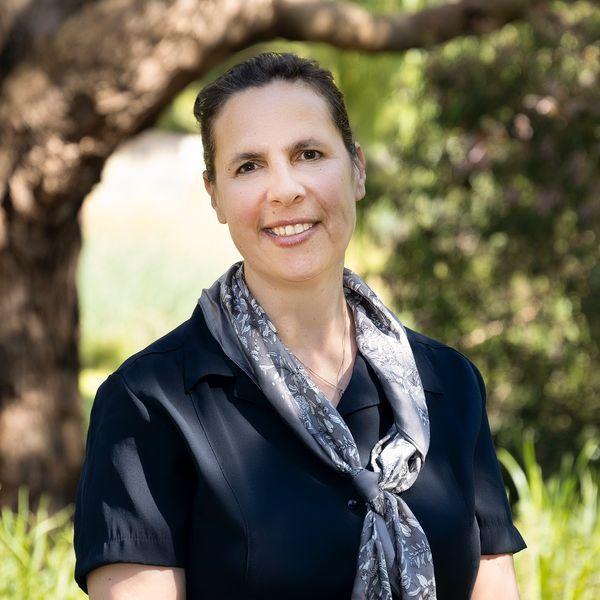 Prop-GPT: Elle Leonhardt, Peaceful hideaway just metres from schools