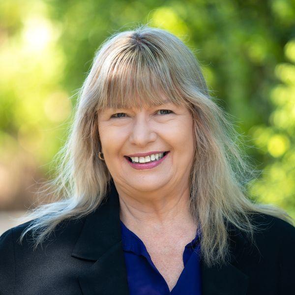 Prop-GPT: Dee Brune, Well-appointed 4 bed/2 bath/3 living + pool,solar & pets neg