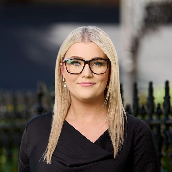 Prop-GPT: Alyse Osborne, COASTAL LUXURY LIVING 4 Bedroom, 3 Bathroom, Solar & Lift