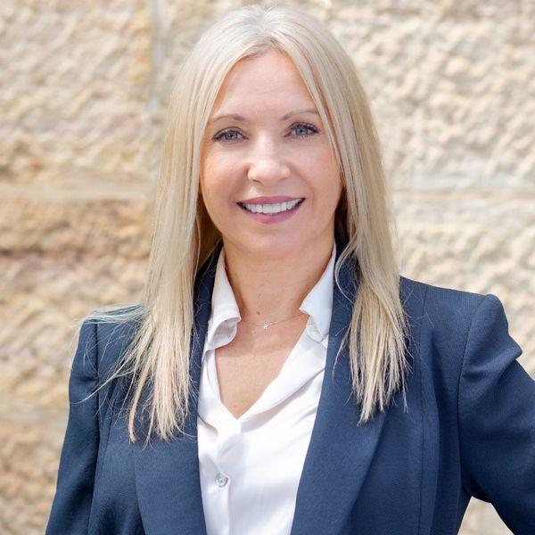 Rose Zileski Prop-GPT: Rose Zileski, 2 BEDROOM UNIT IN GREAT LOCATION