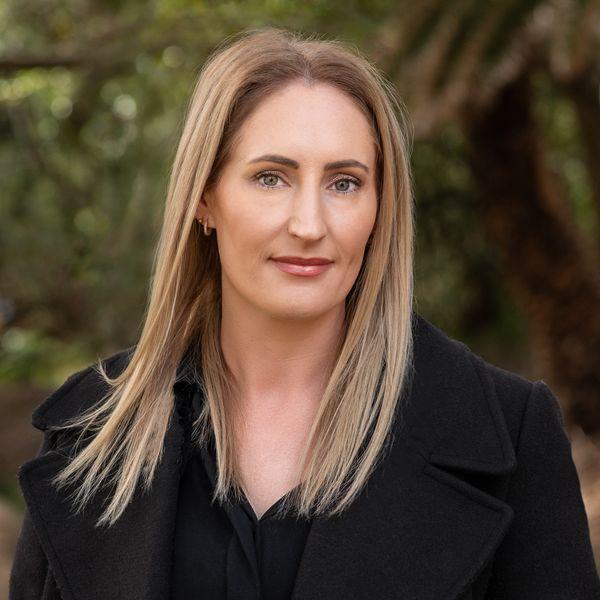 Candice Como Prop-GPT: Candice Como, Partially Furnished Unit with Loads of Natural Light