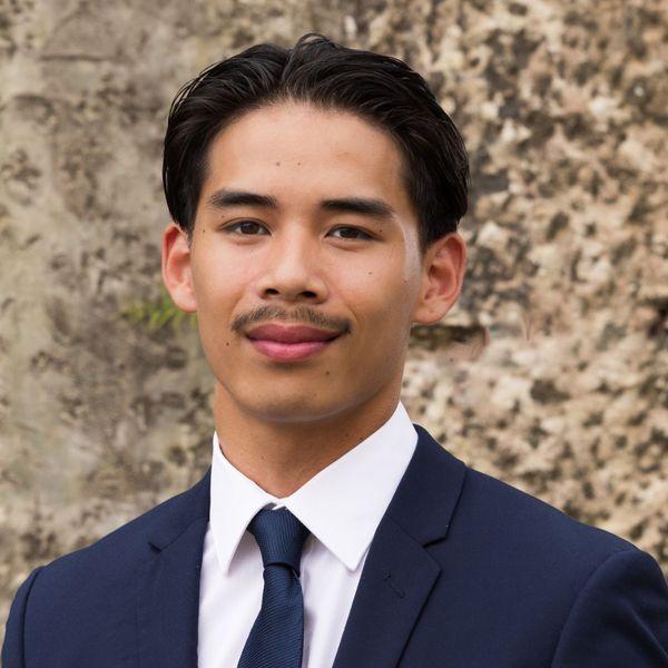 Prop-GPT: Max Watkins, Ideal Family Home With Tennis Court and Pool