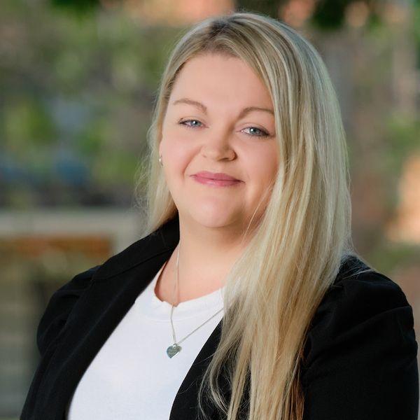 Prop-GPT: Brodie-Lee Hodgson, MODERN LIVING WITH A BALCONY AND VIEWS