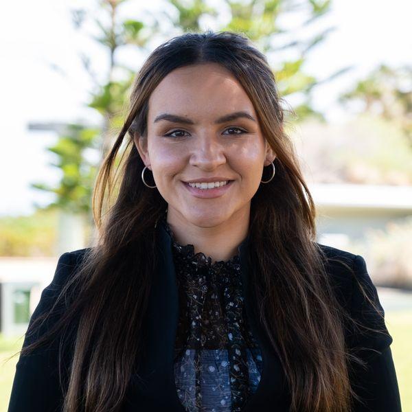 Prop-GPT: Dahlia Klunyk, Spacious Family Home