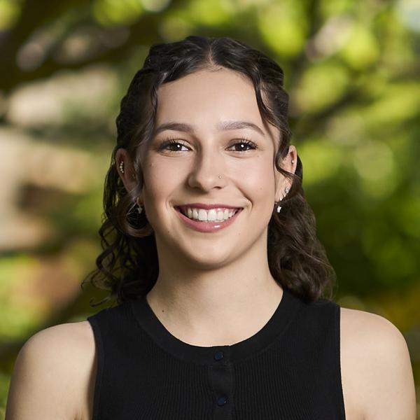 Prop-GPT: Alessia Giannone, Spacious & Stylish 5-Bedroom Family Haven in Largs Bay